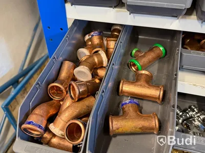 Stort sortiment diverse rörkopplingar och delar, bl.a. mässing