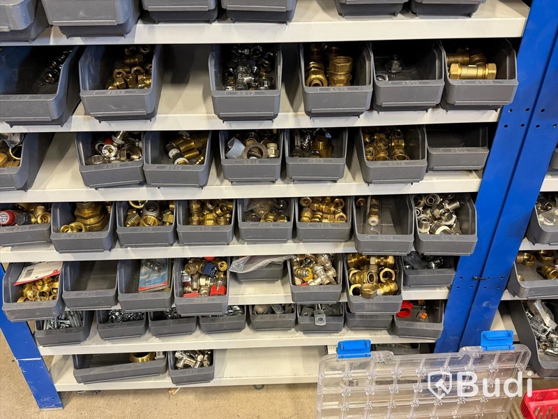 Stort sortiment diverse rörkopplingar och delar, bl.a. mässing