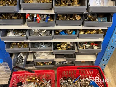 Stort sortiment diverse rörkopplingar och delar, bl.a. mässing