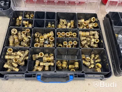 Stort sortiment diverse rörkopplingar och delar, bl.a. mässing