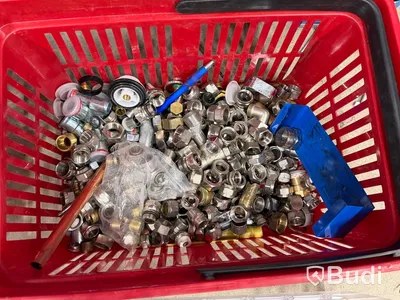 Stort sortiment diverse rörkopplingar och delar, bl.a. mässing