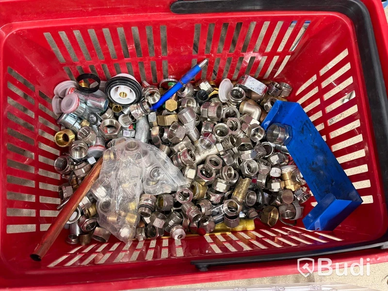 Stort sortiment diverse rörkopplingar och delar, bl.a. mässing
