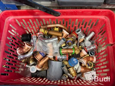 Stort sortiment diverse rörkopplingar och delar, bl.a. mässing