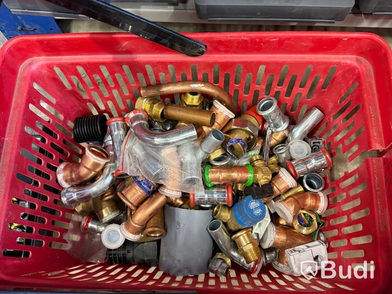 Stort sortiment diverse rörkopplingar och delar, bl.a. mässing