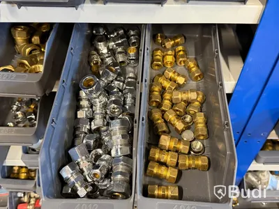 Stort sortiment diverse rörkopplingar och delar, bl.a. mässing