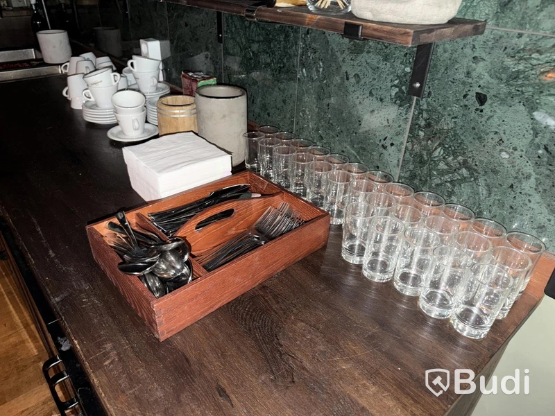 Glas, porslin, bestick, köksutrustning m.m. Stort Parti