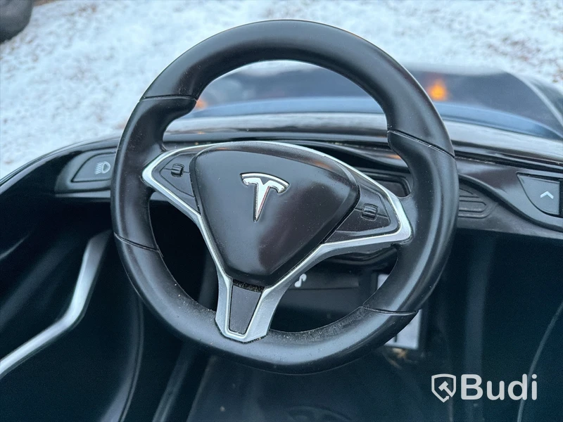 Tesla model S, elbil, barn upp till 8år, laddare