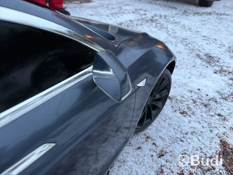 Tesla model S, elbil, barn upp till 8år, laddare