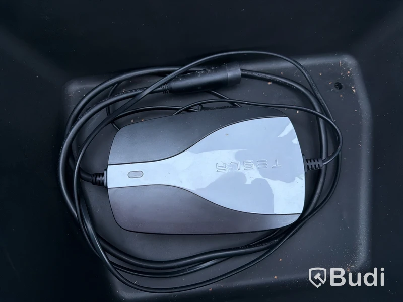 Tesla model S, elbil, barn upp till 8år, laddare