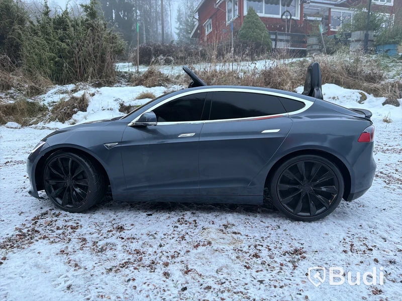 Tesla model S, elbil, barn upp till 8år, laddare