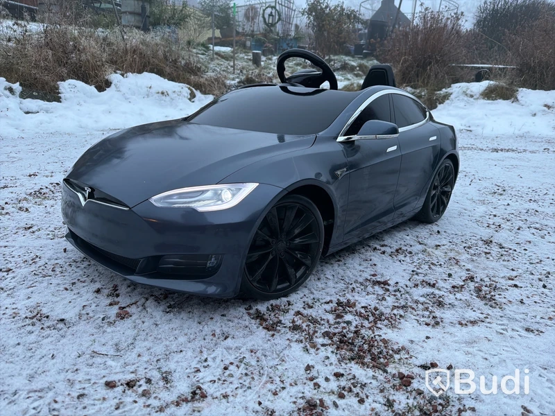 Tesla model S, elbil, barn upp till 8år, laddare