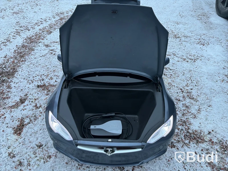 Tesla model S, elbil, barn upp till 8år, laddare