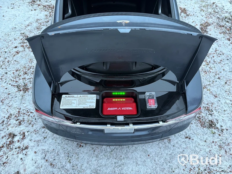 Tesla model S, elbil, barn upp till 8år, laddare
