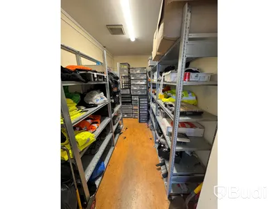 Allt i förråd, partier med elmaterial, arbetskläder, verktyg och förbrukningsmaterial