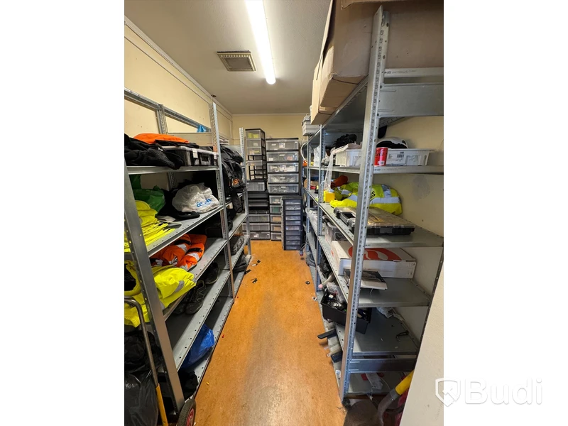 Allt i förråd, partier med elmaterial, arbetskläder, verktyg och förbrukningsmaterial