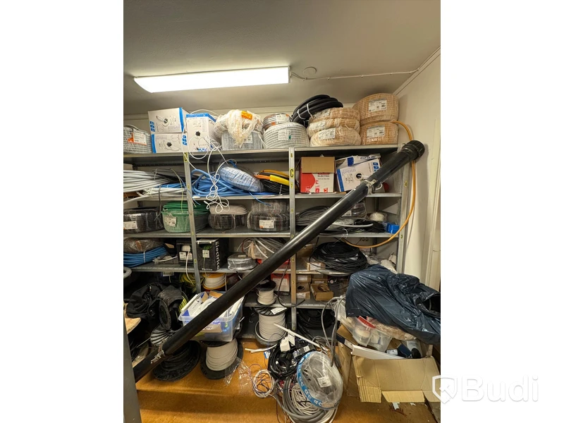 Allt i förråd, partier med elmaterial, arbetskläder, verktyg och förbrukningsmaterial