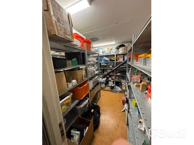 Allt i förråd, partier med elmaterial, arbetskläder, verktyg och förbrukningsmaterial