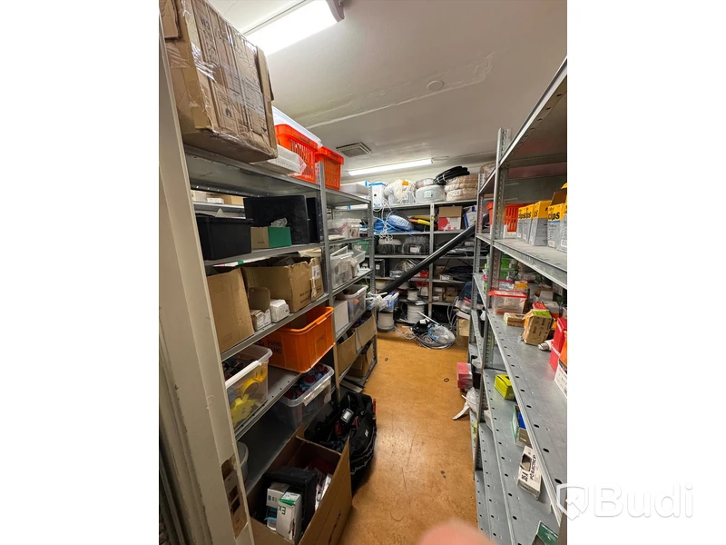 Allt i förråd, partier med elmaterial, arbetskläder, verktyg och förbrukningsmaterial