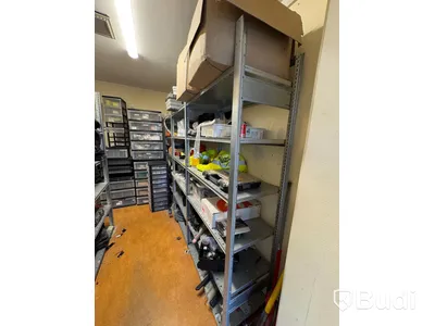 Allt i förråd, partier med elmaterial, arbetskläder, verktyg och förbrukningsmaterial