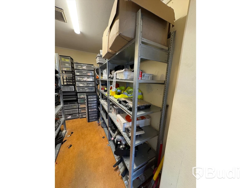 Allt i förråd, partier med elmaterial, arbetskläder, verktyg och förbrukningsmaterial