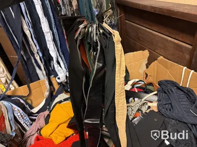 Pall med kläder och accessoarer