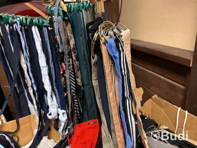 Pall med kläder och accessoarer