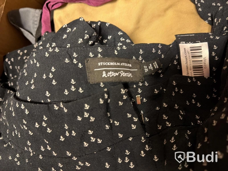 Pall med kläder och accessoarer
