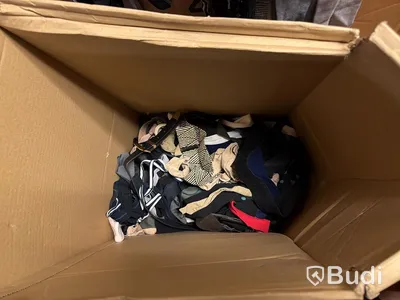 Pall med kläder och accessoarer