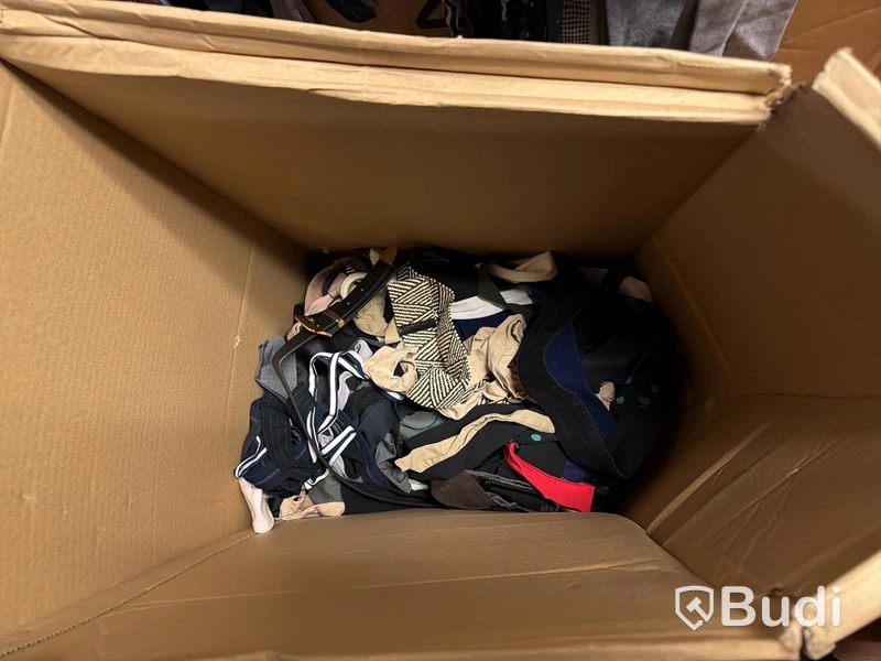 Pall med kläder och accessoarer