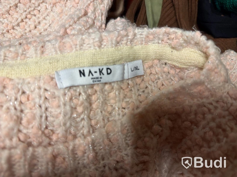 Pall med kläder och accessoarer