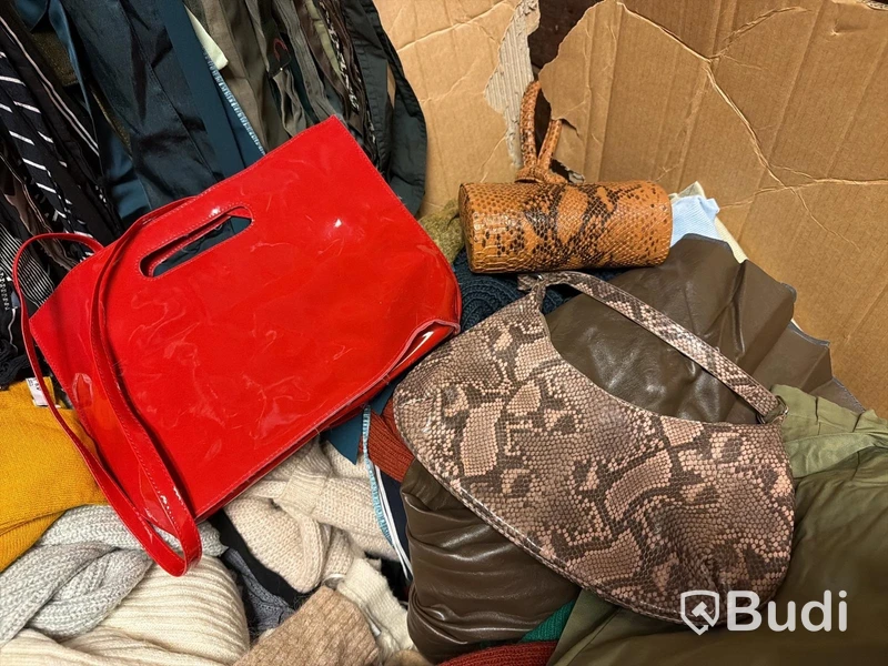 Pall med kläder och accessoarer