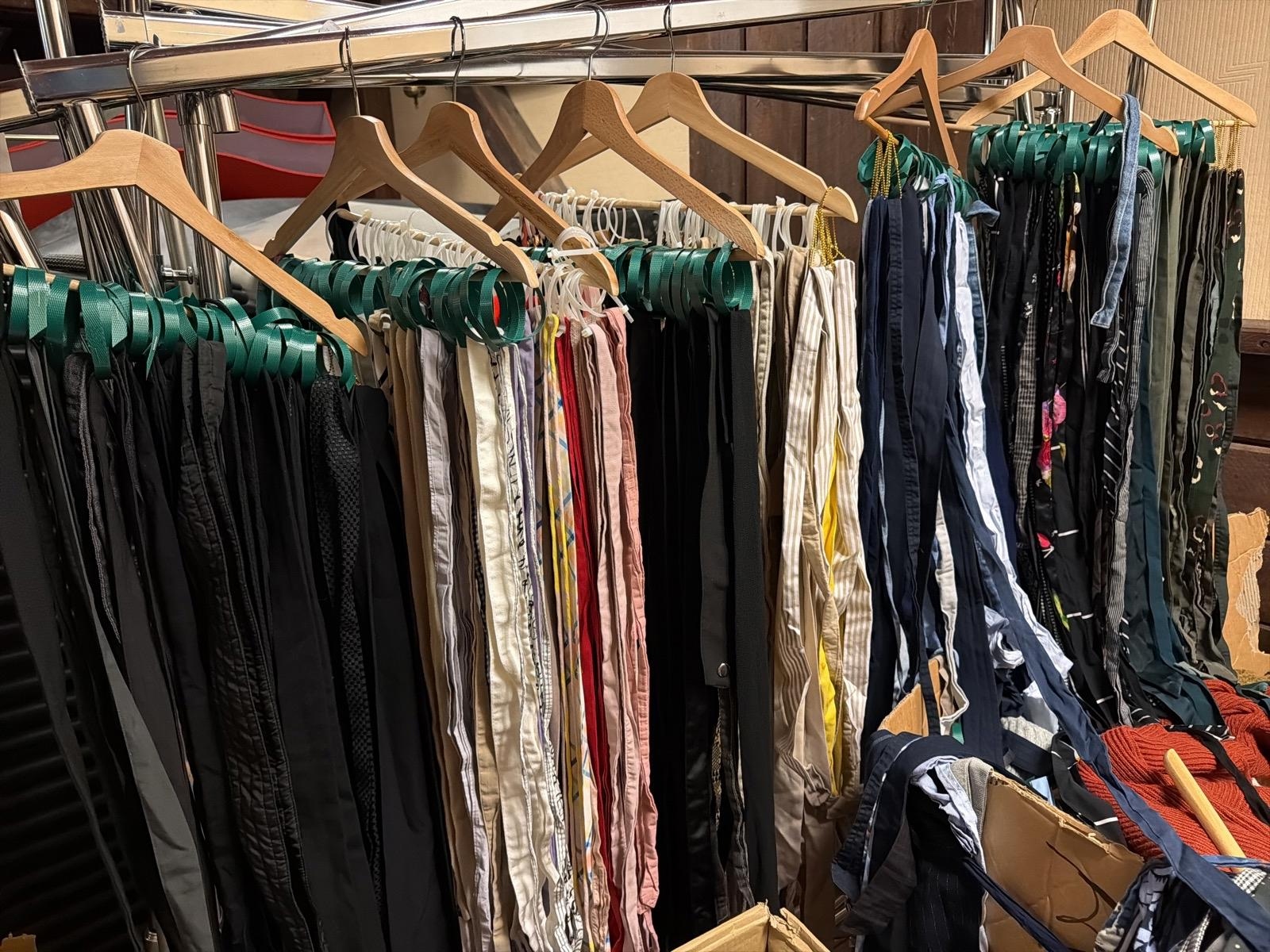 Pall med kläder och accessoarer