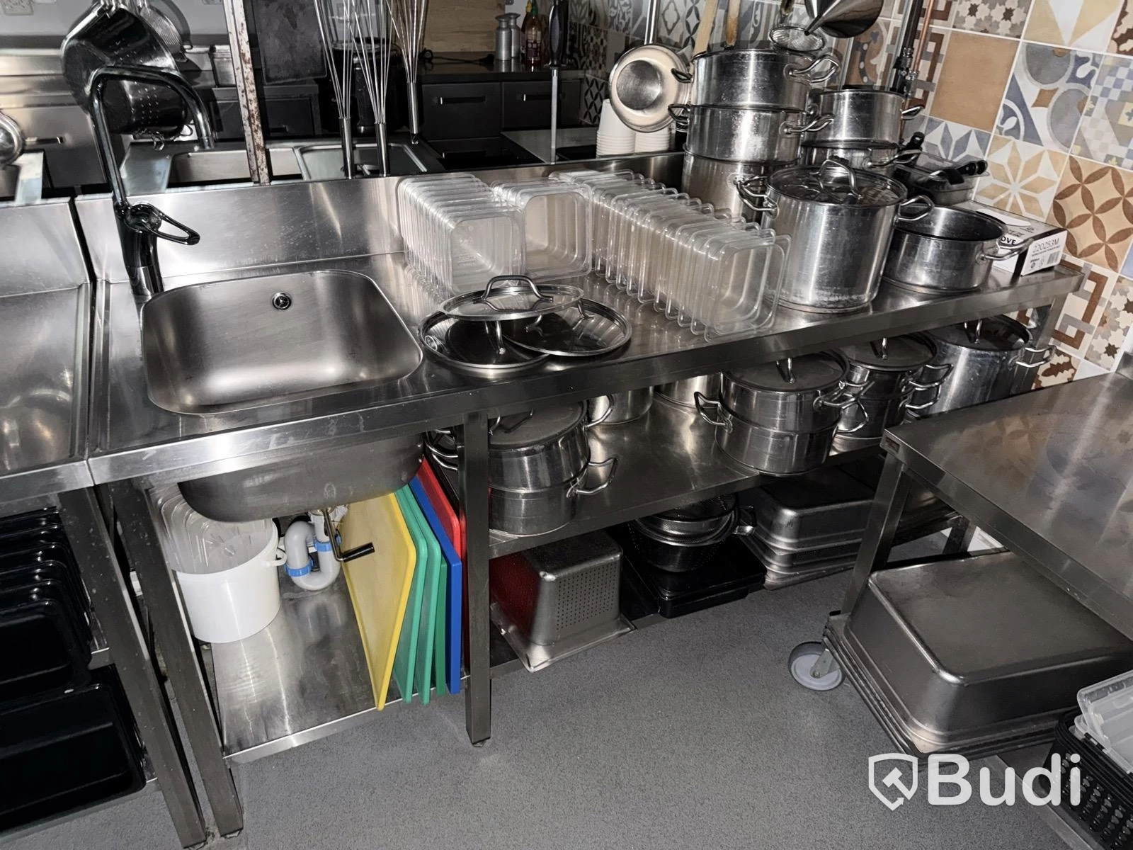 Stainless steel sink unit with bowl