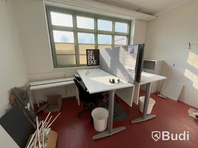 Kontorsarbetsplatser 2 st med vita hjö sänkbara skrivbord, avskärmning
