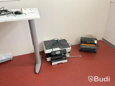 Svängda vita elektriskt höj sänkbara skrivbord m stolar
