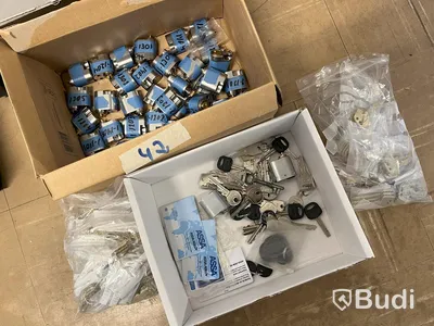 Div låscylindrar, nycklar samt tillbehör