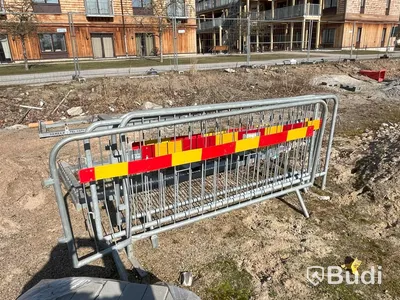Staket/ skalskydd m fötter och några ställ