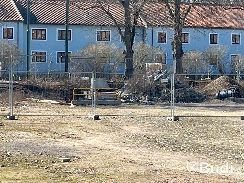 Staket/ skalskydd m fötter och några ställ
