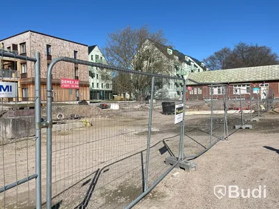 Staket/ skalskydd m fötter och några ställ