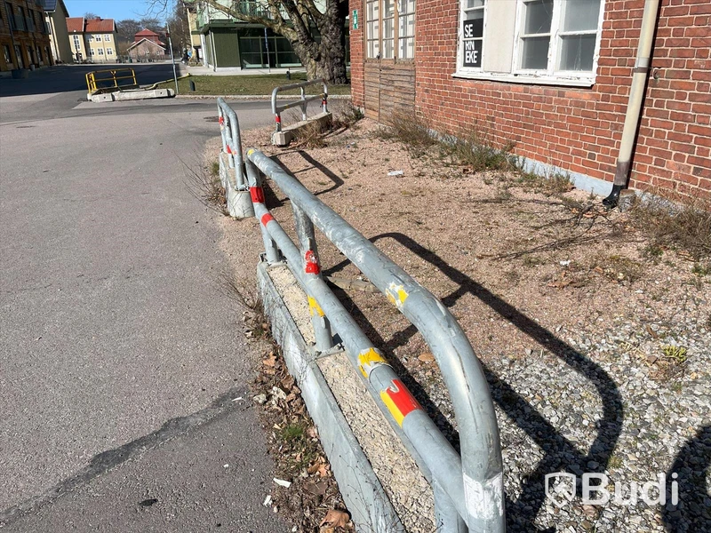 Staket/ skalskydd m fötter och några ställ