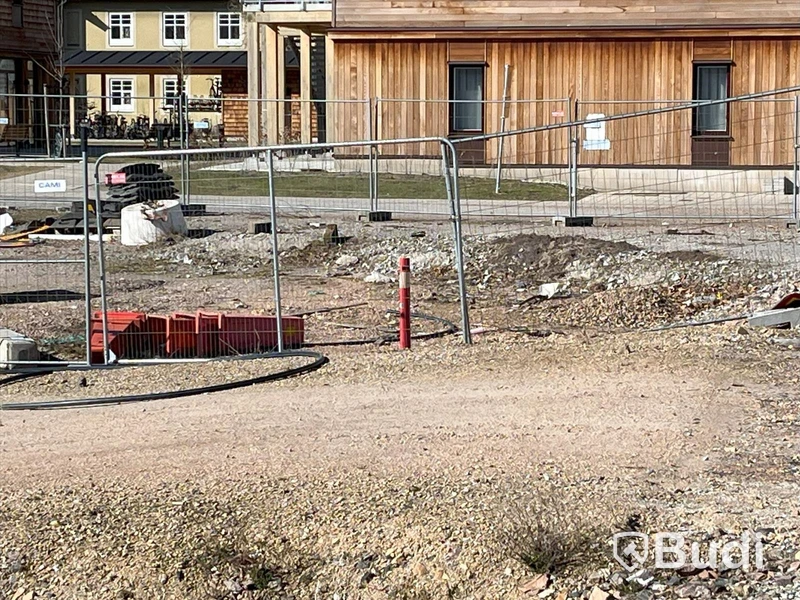 Staket/ skalskydd m fötter och några ställ