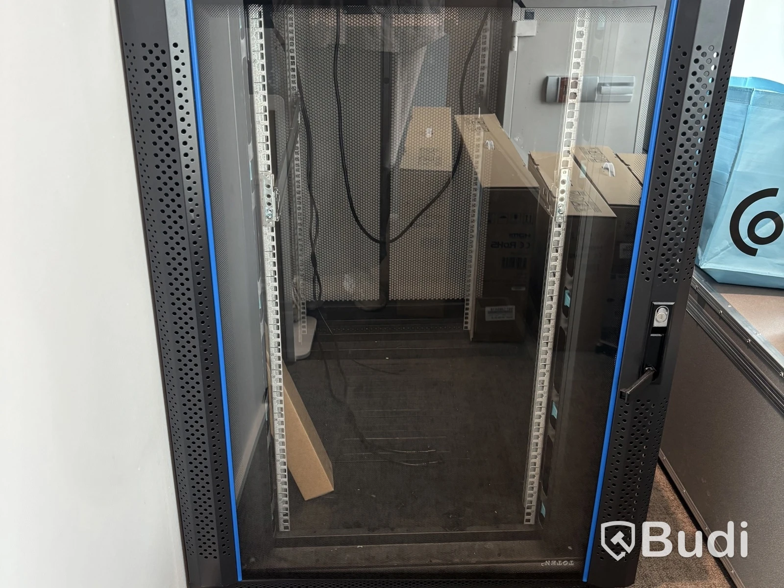 Lockable server cabinet, 120 x 80 x 95 cm