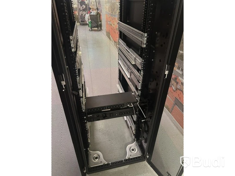 Serverskåp HP, med APC UPS-enheter
