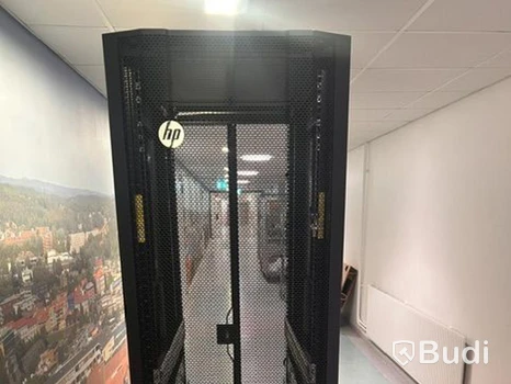 Serverskåp HP, med APC UPS-enheter