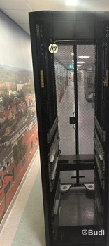 Serverskåp HP, med APC UPS-enheter