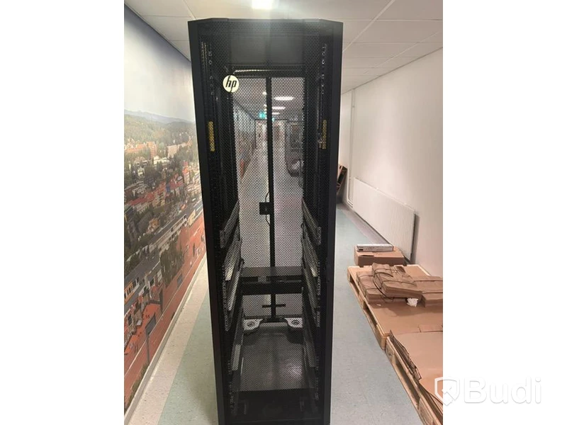 Serverskåp HP, med APC UPS-enheter