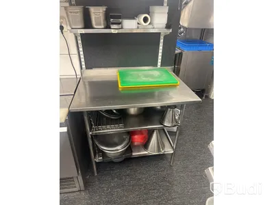Rostfri arbetsbänk med redskap enligt bilder under bänk.