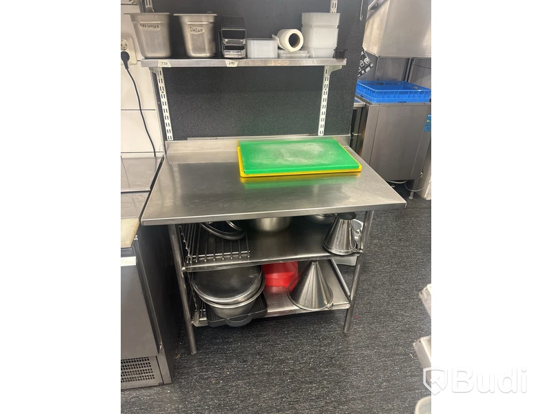 Rostfri arbetsbänk med redskap enligt bilder under bänk.