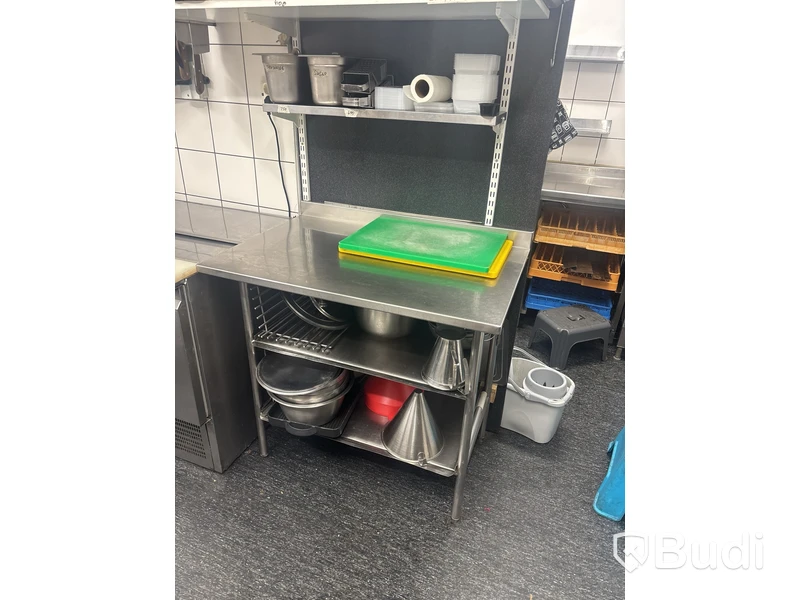 Rostfri arbetsbänk med redskap enligt bilder under bänk.