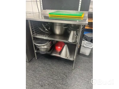 Rostfri arbetsbänk med redskap enligt bilder under bänk.